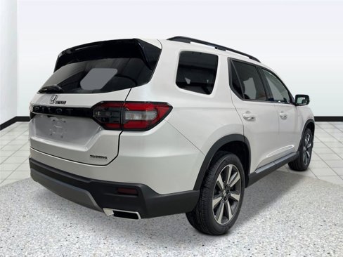 New 2025 Honda Pilot Touring image 3