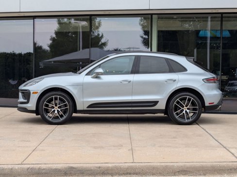 Certified 2025 Porsche Macan image 2