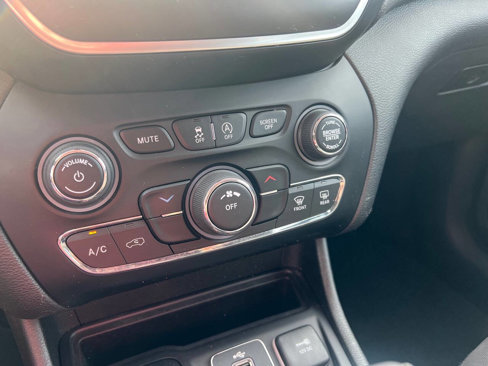 Used 2019 Jeep Cherokee Latitude w/ Popular Appearance Group image 12