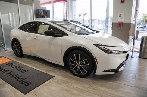 Certified 2025 Toyota Prius XLE image 1