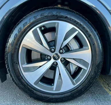 Used 2024 Audi Q8 e-tron Premium image 29