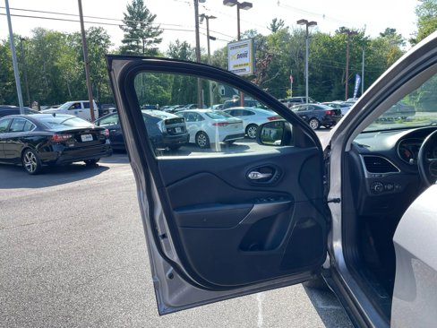 Used 2019 Jeep Cherokee Limited image 14