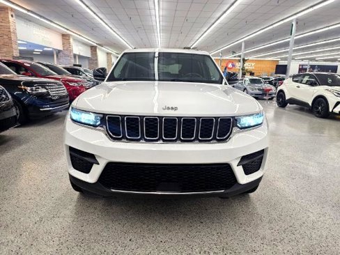 Used 2023 Jeep Grand Cherokee Laredo w/ Luxury Tech Group I image 2
