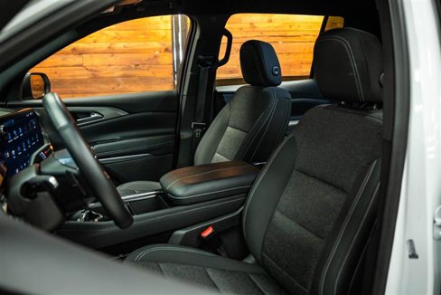 Used 2025 Chevrolet Traverse LT image 10