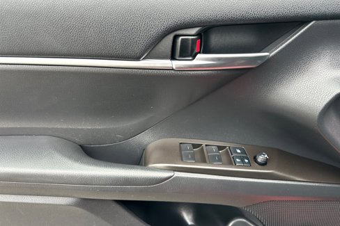 Used 2022 Toyota Camry SE image 11