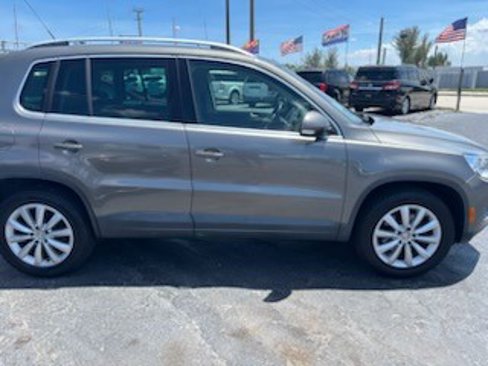 Used 2011 Volkswagen Tiguan SE image 8
