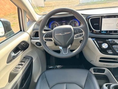 New 2024 Chrysler Pacifica Touring-L image 13