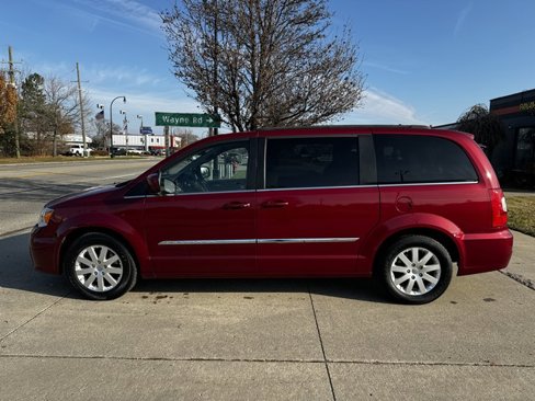 Used 2015 Chrysler Town & Country Touring image 8