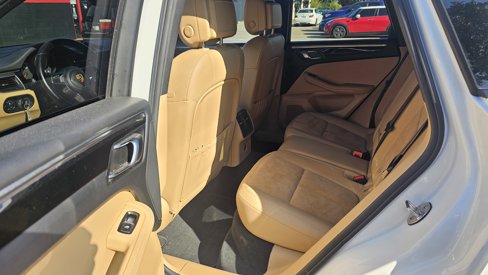 Used 2018 Porsche Macan image 11