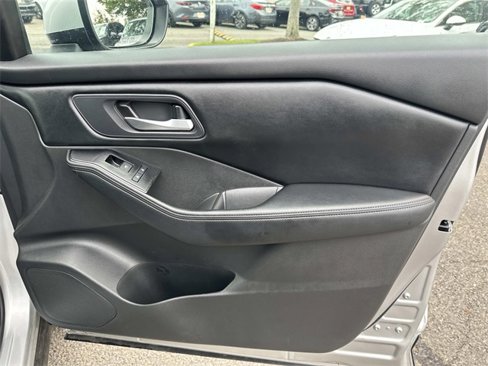 Used 2024 Nissan Rogue SV image 8