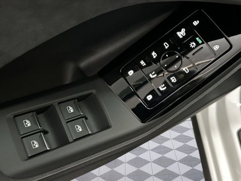 New 2025 Audi SQ6 e-tron Prestige image 11