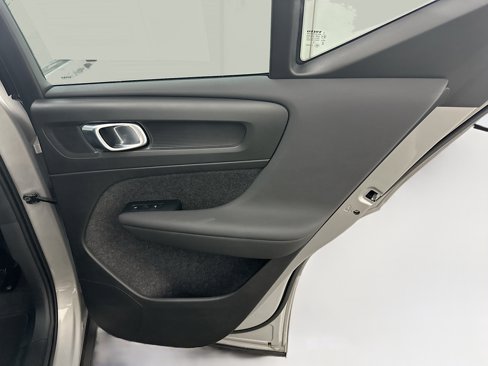 Used 2025 Volvo XC40 B5 Plus image 33