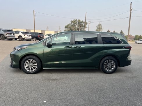 Used 2024 Toyota Sienna LE image 7