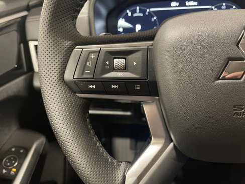 New 2025 Mitsubishi Outlander SE image 17