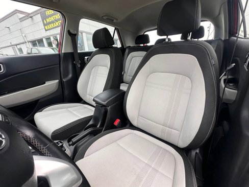 Used 2023 Hyundai Venue SEL image 13