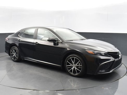 Used 2024 Toyota Camry SE image 3
