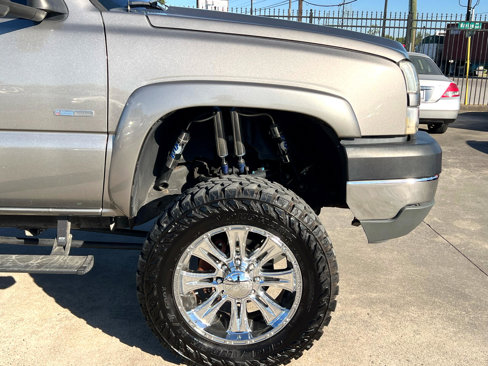 Used 2006 Chevrolet Silverado 2500 LT w/ Heavy-Duty Power Package image 12