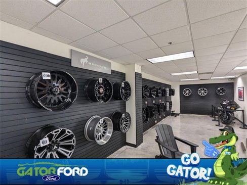 Used 2020 Nissan Titan SV w/ Accessory Utility Package image 30