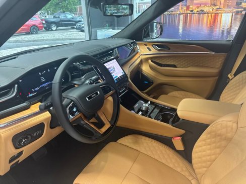 New 2025 Jeep Grand Cherokee Summit image 3