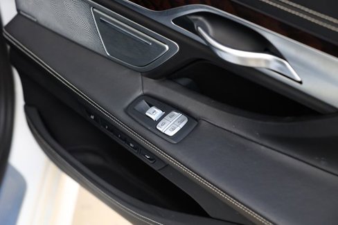 Used 2019 BMW M760i xDrive image 64