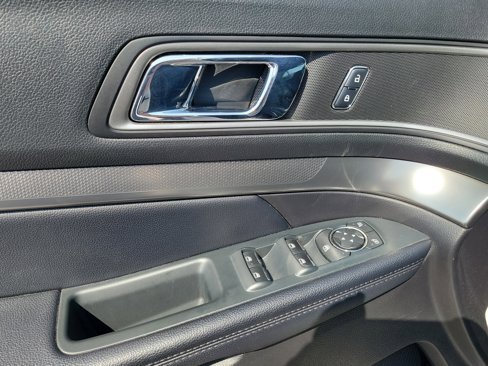Used 2018 Ford Explorer XLT w/ Equipment Group 202A image 21