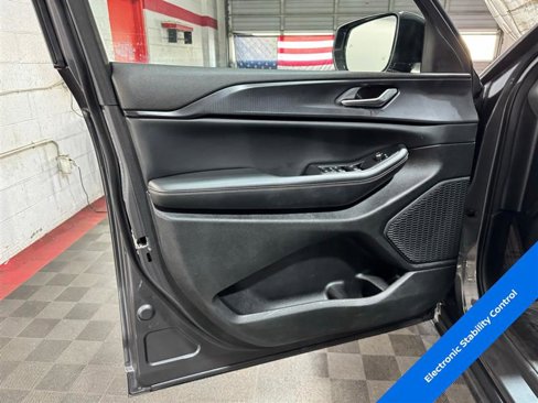 Used 2024 Jeep Grand Cherokee L Laredo image 8