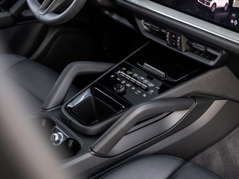 Used 2025 Porsche Cayenne image 30
