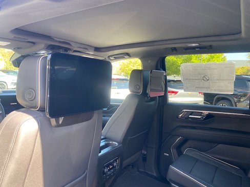 New 2025 Chevrolet Suburban Premier image 9