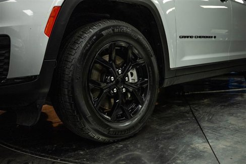 Used 2024 Jeep Grand Cherokee L Laredo image 3