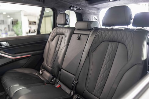 Used 2025 BMW X7 M60i w/ Climate Comfort Package image 35