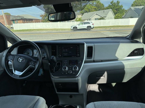 Used 2018 Toyota Sienna LE image 11
