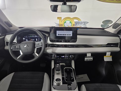 New 2025 Mitsubishi Outlander SE image 13