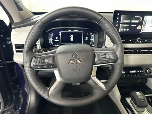 Used 2025 Mitsubishi Outlander SE image 14
