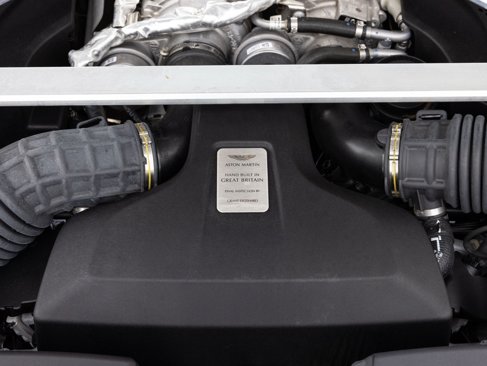 Used 2021 Aston Martin V8 Vantage Coupe image 38