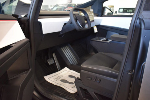 Used 2024 Tesla Cybertruck AWD Crew Cab image 31