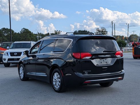 Used 2018 Chrysler Pacifica Touring-L image 3