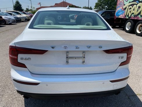 Used 2020 Volvo S60 T5 Momentum image 5