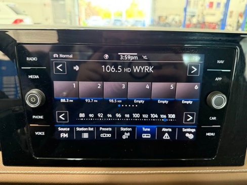 Certified 2025 Volkswagen Jetta SEL image 16