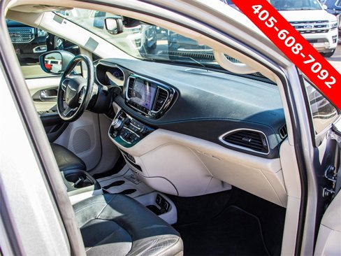 Used 2021 Chrysler Pacifica Touring-L image 12