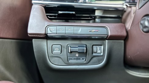 Used 2024 Cadillac Escalade V w/ LPO, ONYX Package image 19