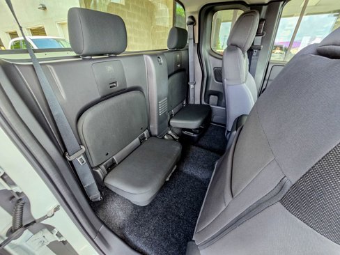 Used 2025 Nissan Frontier SV image 39