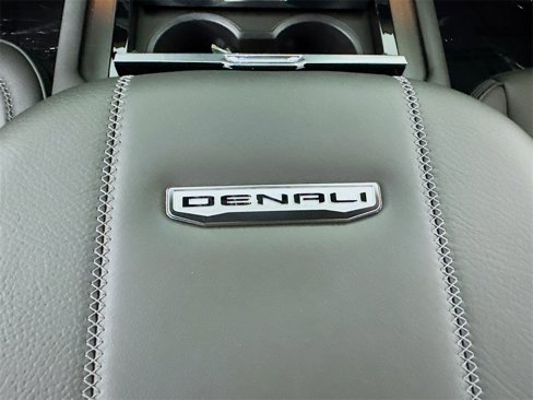 Used 2025 GMC Yukon XL Denali image 31