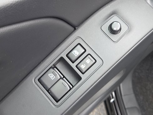 Used 2025 Nissan Frontier SV image 12