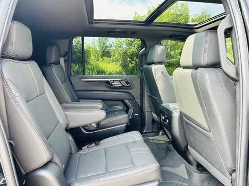 Used 2025 Chevrolet Suburban RST image 37