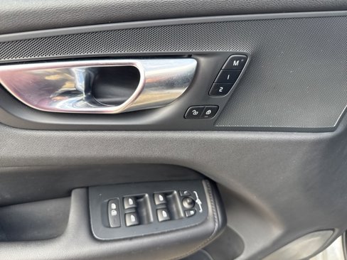 Certified 2025 Volvo XC60 B5 Plus image 6