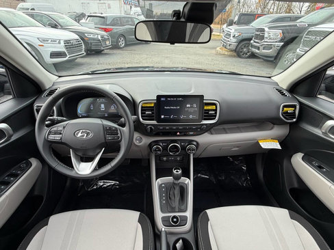 Used 2024 Hyundai Venue SEL image 16