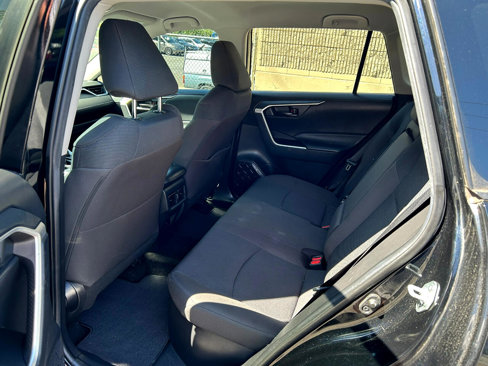 Used 2021 Toyota RAV4 LE image 10