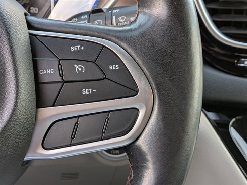 Used 2018 Chrysler Pacifica Touring-L image 17