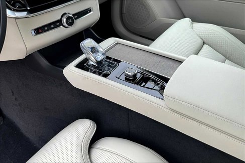 New 2026 Volvo XC90 T8 Ultra w/ Protection Package Premier image 9