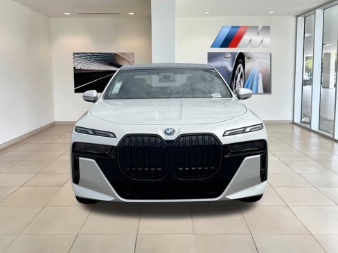New 2026 BMW 750e xDrive image 3